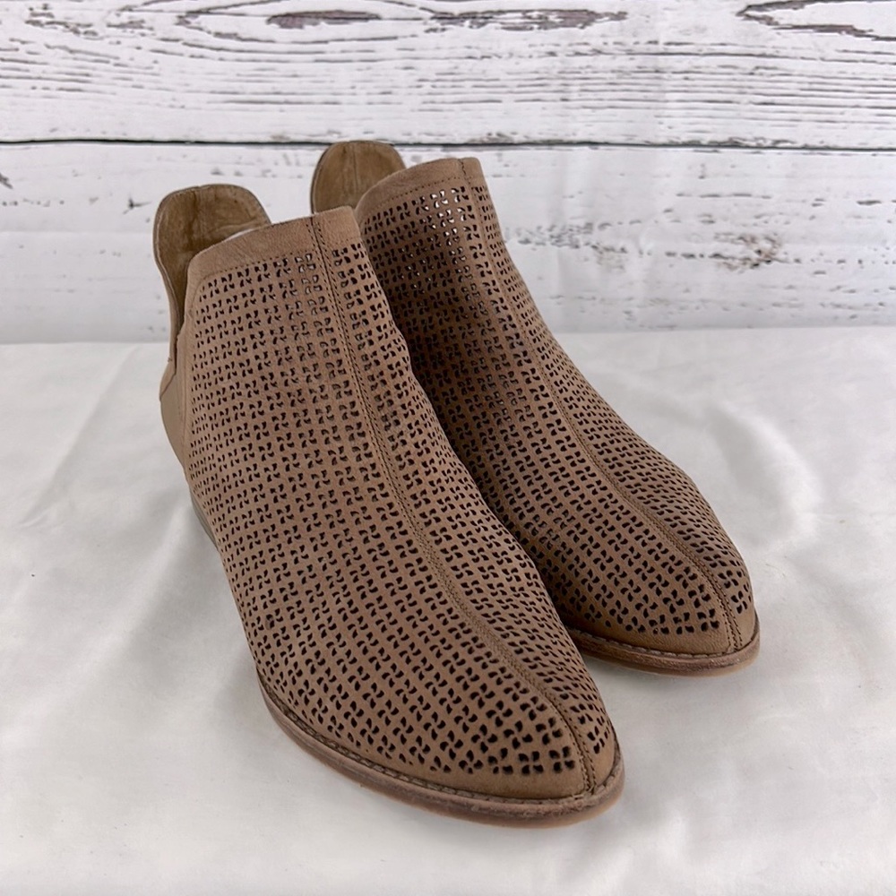 EUC Vince Camuto suede ankle boots